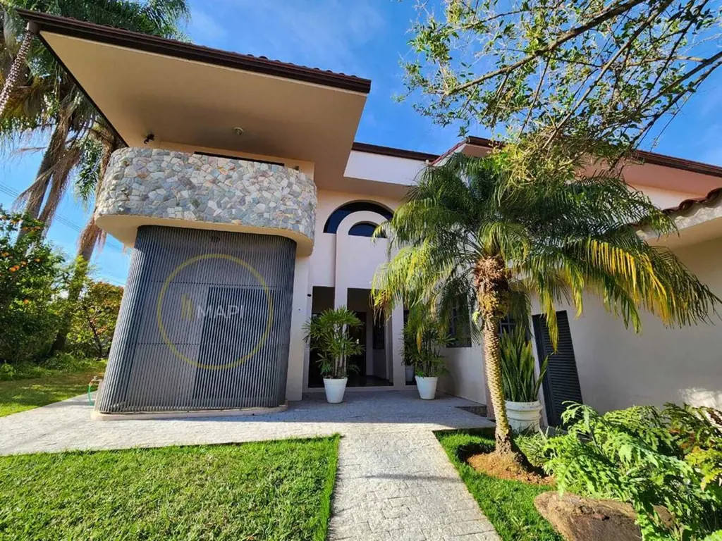 Bem-vindo ao Mapi Imóveis, onde apresentamos uma verdadeira joia no coração do L...