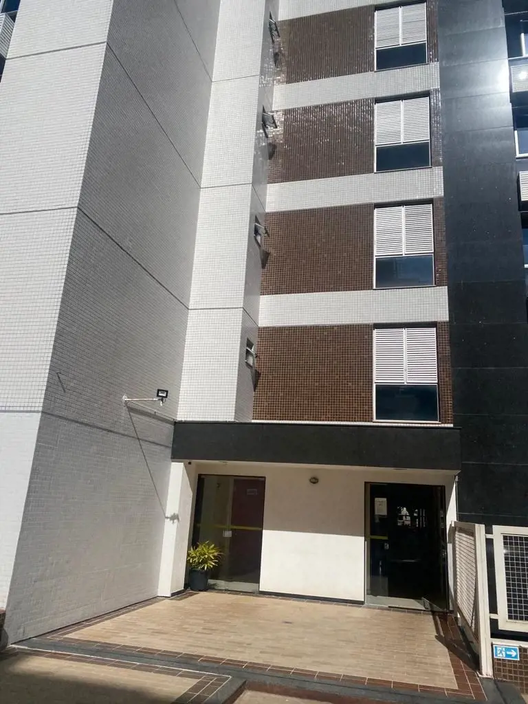 Vende- se a melhor unidade do edifício Golden Place, situada no . Composta por s...