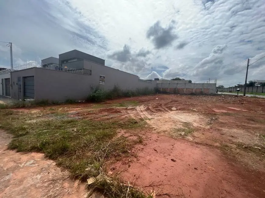 Vendo excelente lote de esquina no Setor Dos Dourados. Lote com 387m2, Goiânia-G...