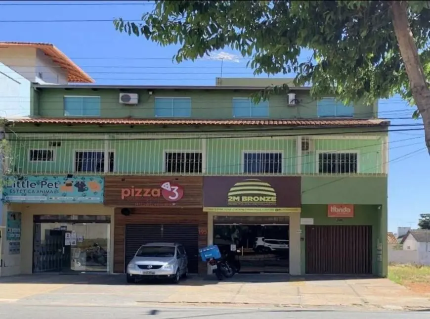 Prédio residencial com apto de 240 e três salas comerciais na frente, Jd. Atlânt...