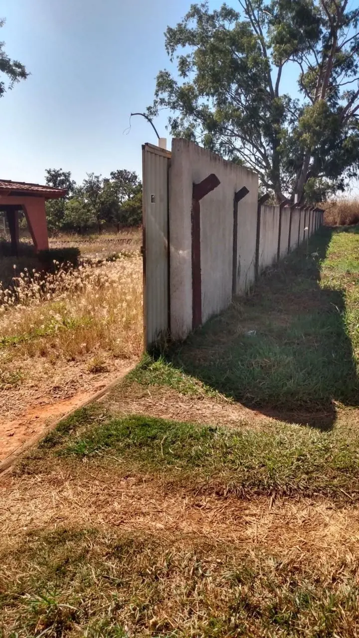 Chácara n° 21 com 5.572,80 m² toda murada com uma edícula no fundo, (02) piscina...