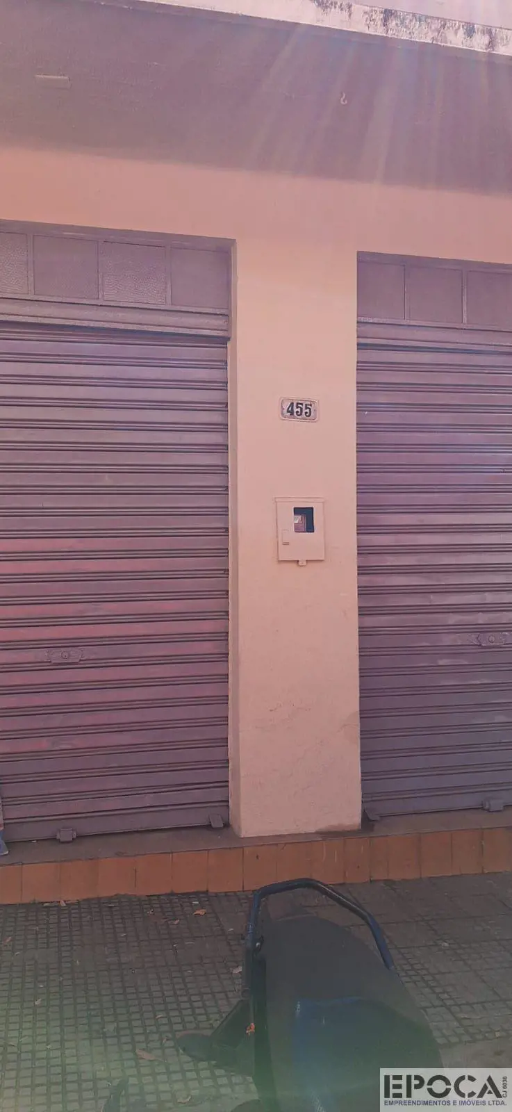  LOJA TÉRREA COM 40m², COZINHA, 01 BANHEIRO E ANEXO AO FUNDO. POSSUI 02 PORTAS D...