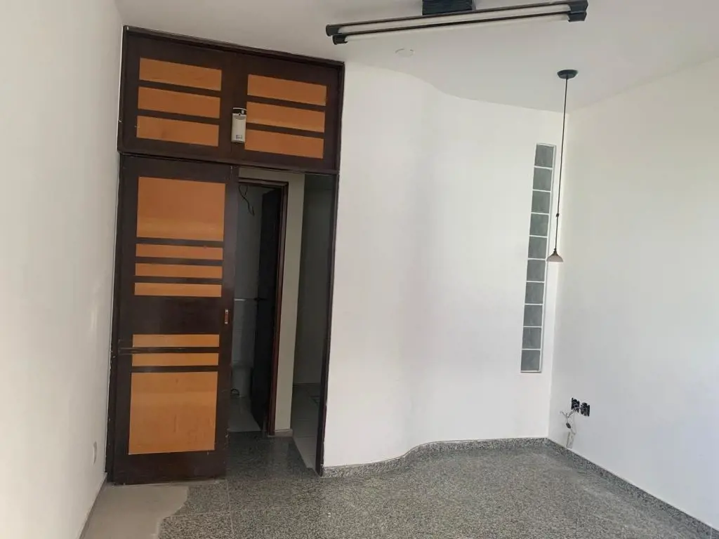Prédio com 3 elevadores;1 salacontendo 30m²;1 banheiro.Além dessa sala, temos ou...