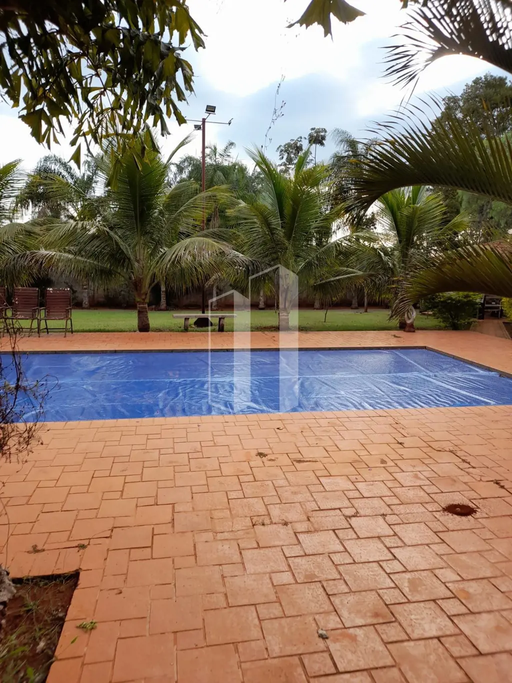 Chácara de 10.000 m² com 5 suítes, cozinha com copa, sala grande, dispensa, área...