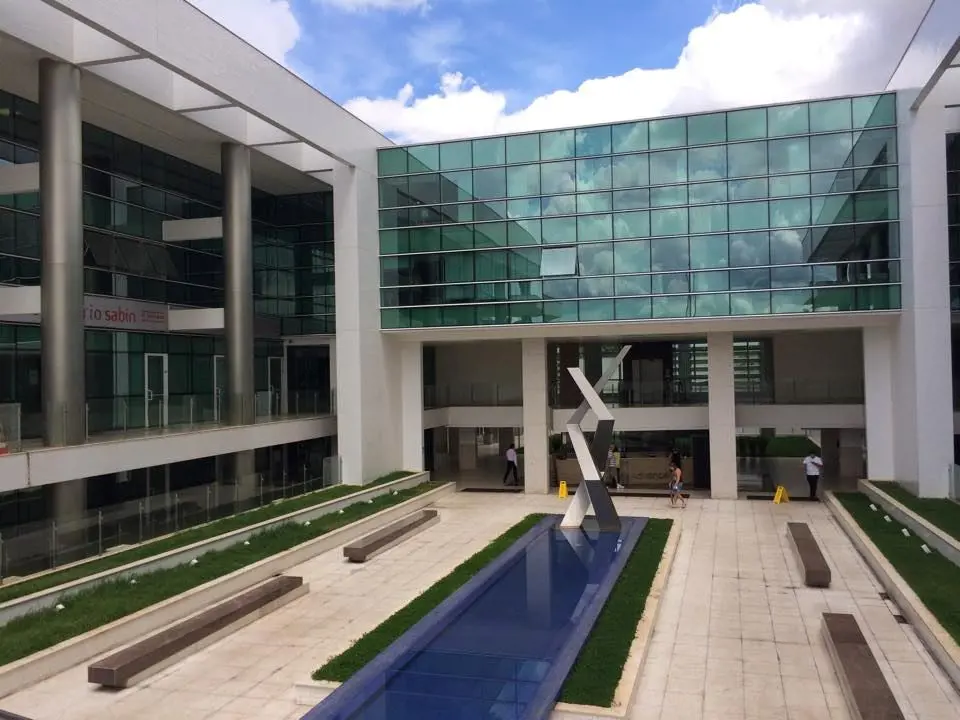 SGAS 915 LT 69/70 CENTRO CLINICO ADVANCE AMRBrasil VENDE: Sala comercial, vazada...