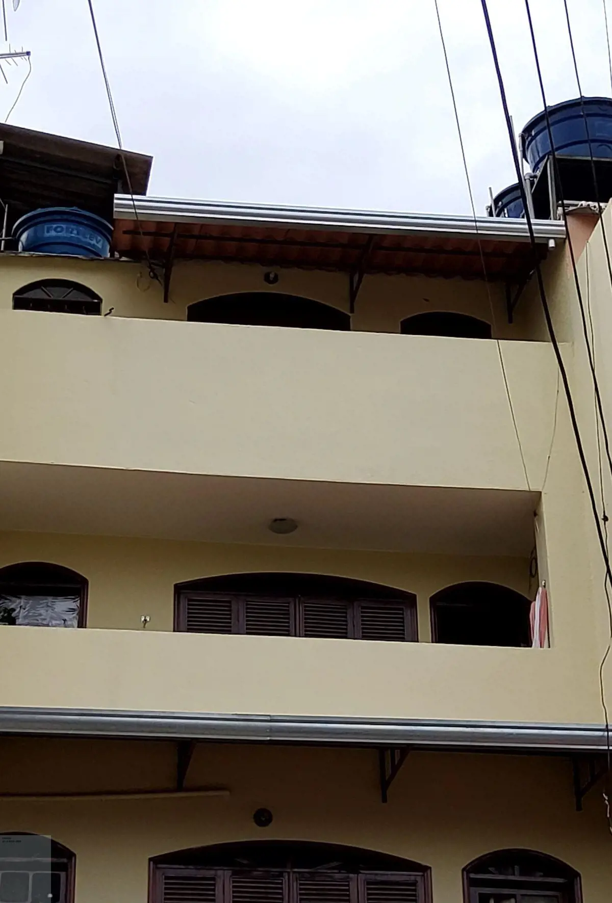Excelente prédio, bem localizado, vista livre. 4 pavimentos. Sendo 1 loja e 3 ap...