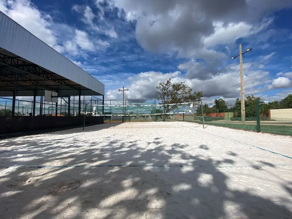 Vendo excelente lote, murado, ótima localização…Localização: Condomínio Privê Mo...