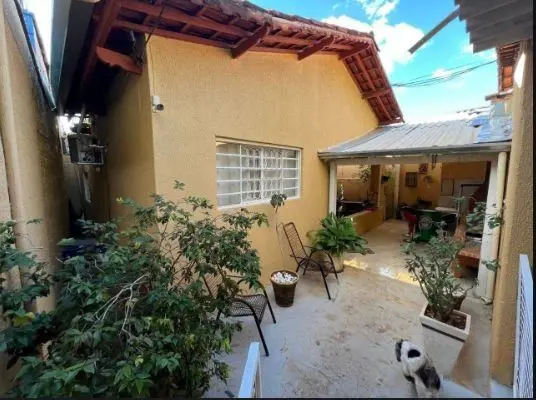 Vende-se casa térrea no Jardim Planalto com 290 m² de área construída e 385 m² d...