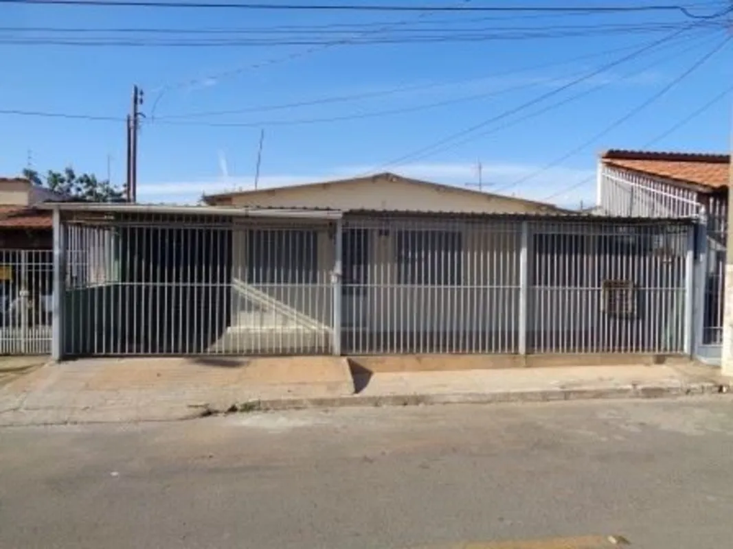 Realiza Imóveis Vende Ótima Casa na QE 03, Lote 200 m², 4 Quartos, Cozinha Plane...