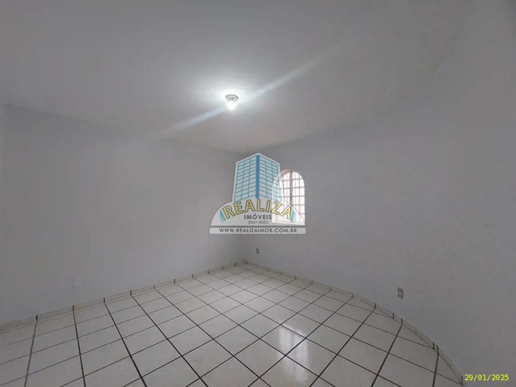 Realiza Imóveis aluga casa composta de: Sala com varanda e blindex, 2 quartos se...