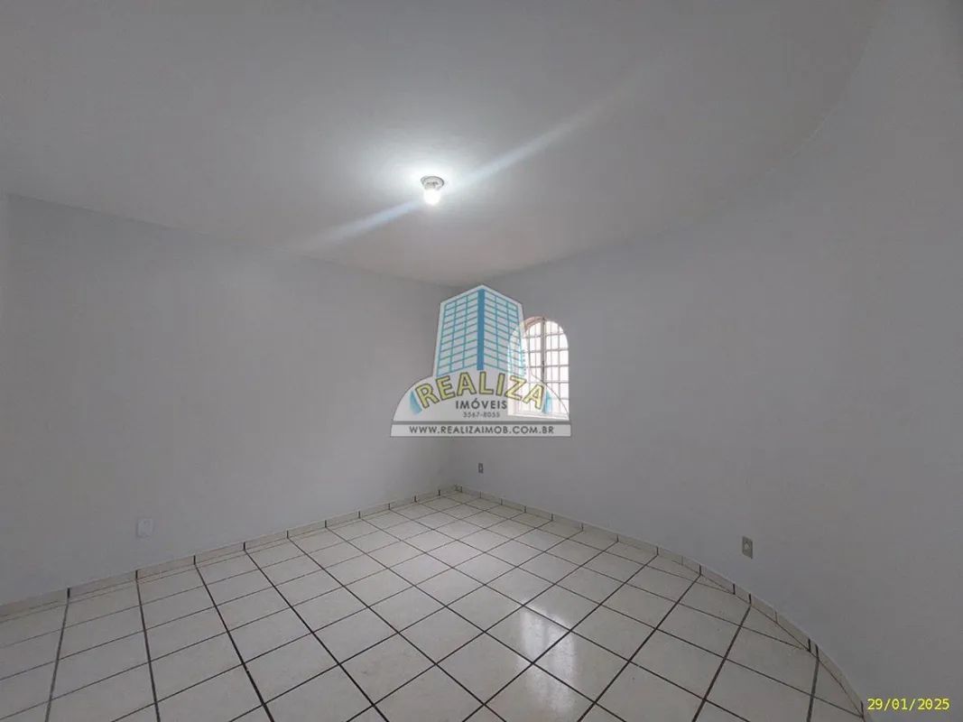 Realiza Imóveis aluga casa composta de: Sala com varanda e blindex, 2 quartos se...
