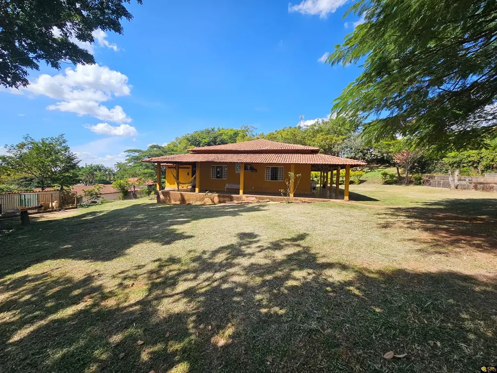 Descubra o refúgio perfeito em meio à natureza no Lago Oeste! Apresentamos uma c...