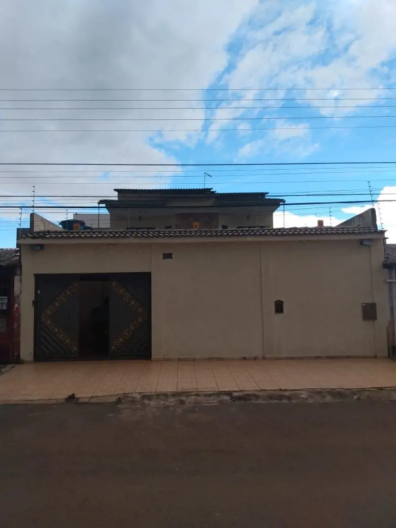 Vendo excelente casa/Sobrado em Ceilândia centro.QNM 01 perto de tudo, pra quem ...
