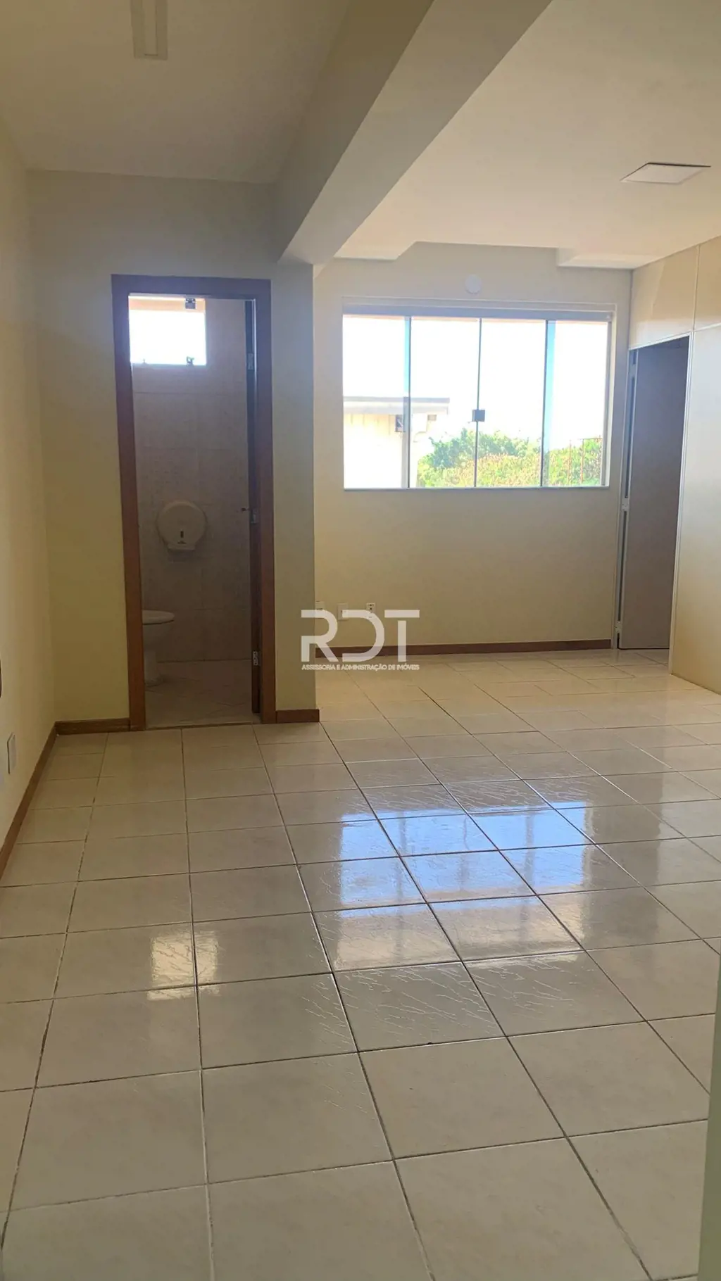***1° mês Gratis ***Excelente sala comercial, localizada na Qd 02 do Saan.Sala a...