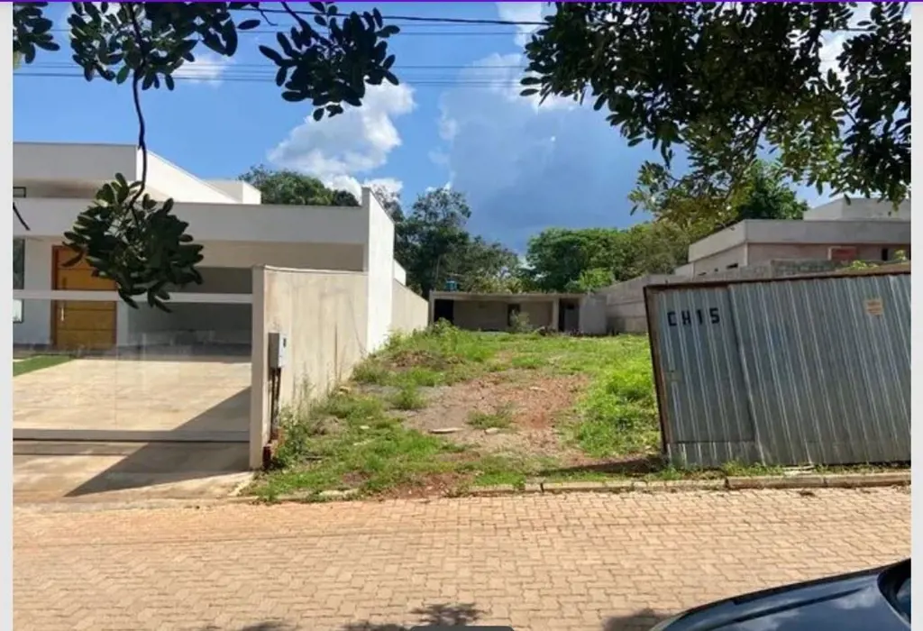 Vendo exelente lote, já com edificação residêncial, murado.Asfaltado até a porta...