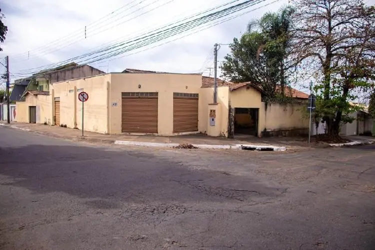 Casa de esquina, com barracão, lote grande e que pode ser destinanada para resid...