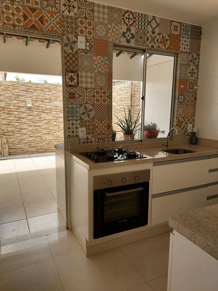 Alugo linda casa, com porcelanato, bons armários, ar condicionado. Bastante priv...