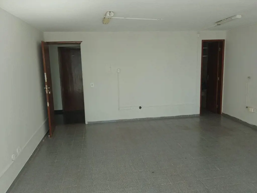 SALA EM ÓTIMA LOCALIZAÇÃO COM ELEVADOR- sala não está dividida. será dividida da...