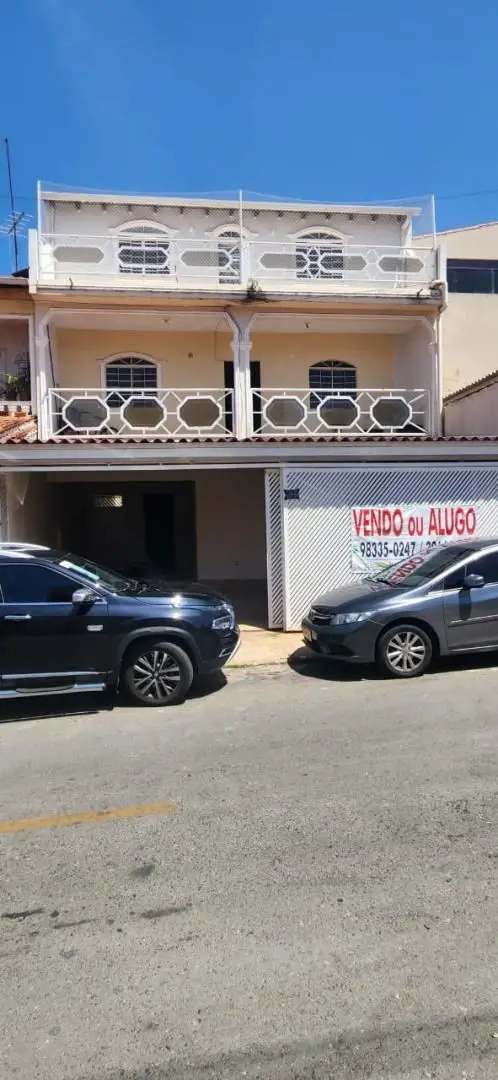 IDEAL PARA INVESTIMENTO - 3 RESIDENCIAS independentes, todas locadas e com boa r...