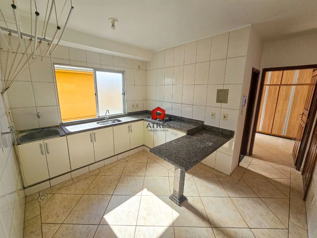 Kitnet com aproximadamente 35m² de área privativa composta de: cozinha com armár...