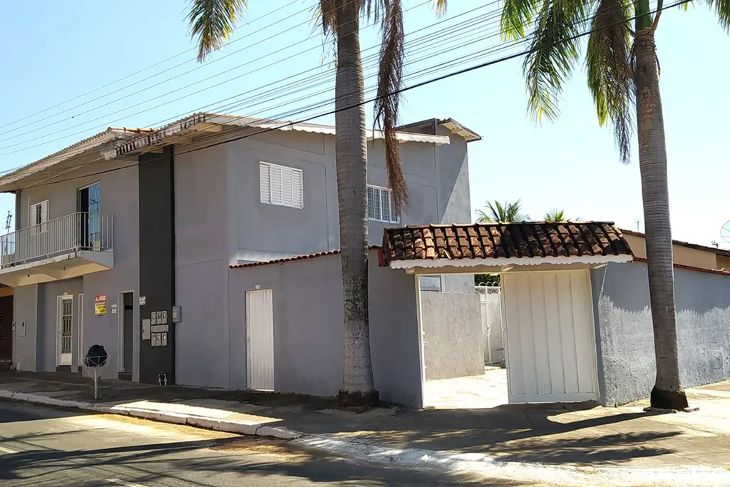 Vendo sobrado em Caldas Novas recém reformado com 3 apartamentos sendo 1 apartam...