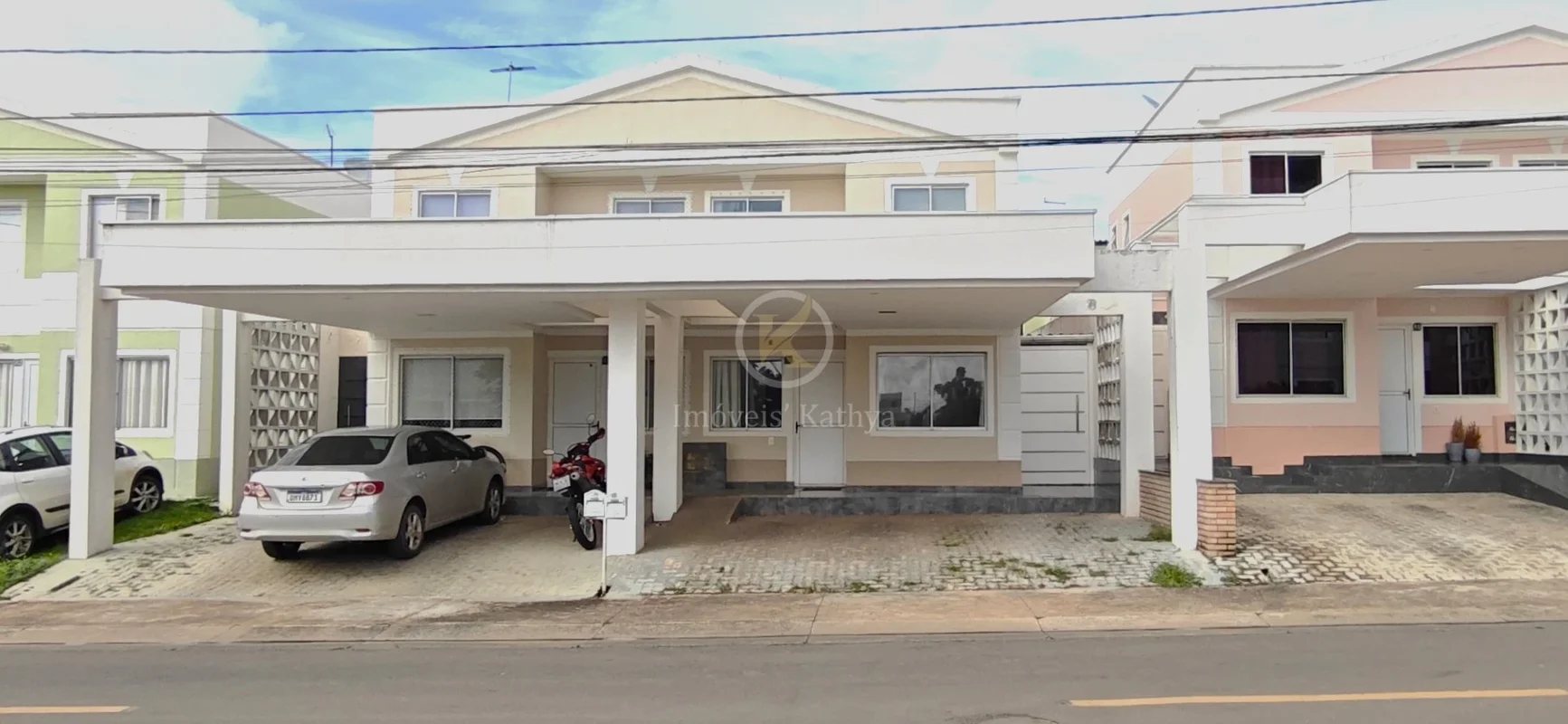 IMOVEIS' KATHYA VENDE:Sobrado com 3 Quartos, Armários Planejados e Área de Lazer...