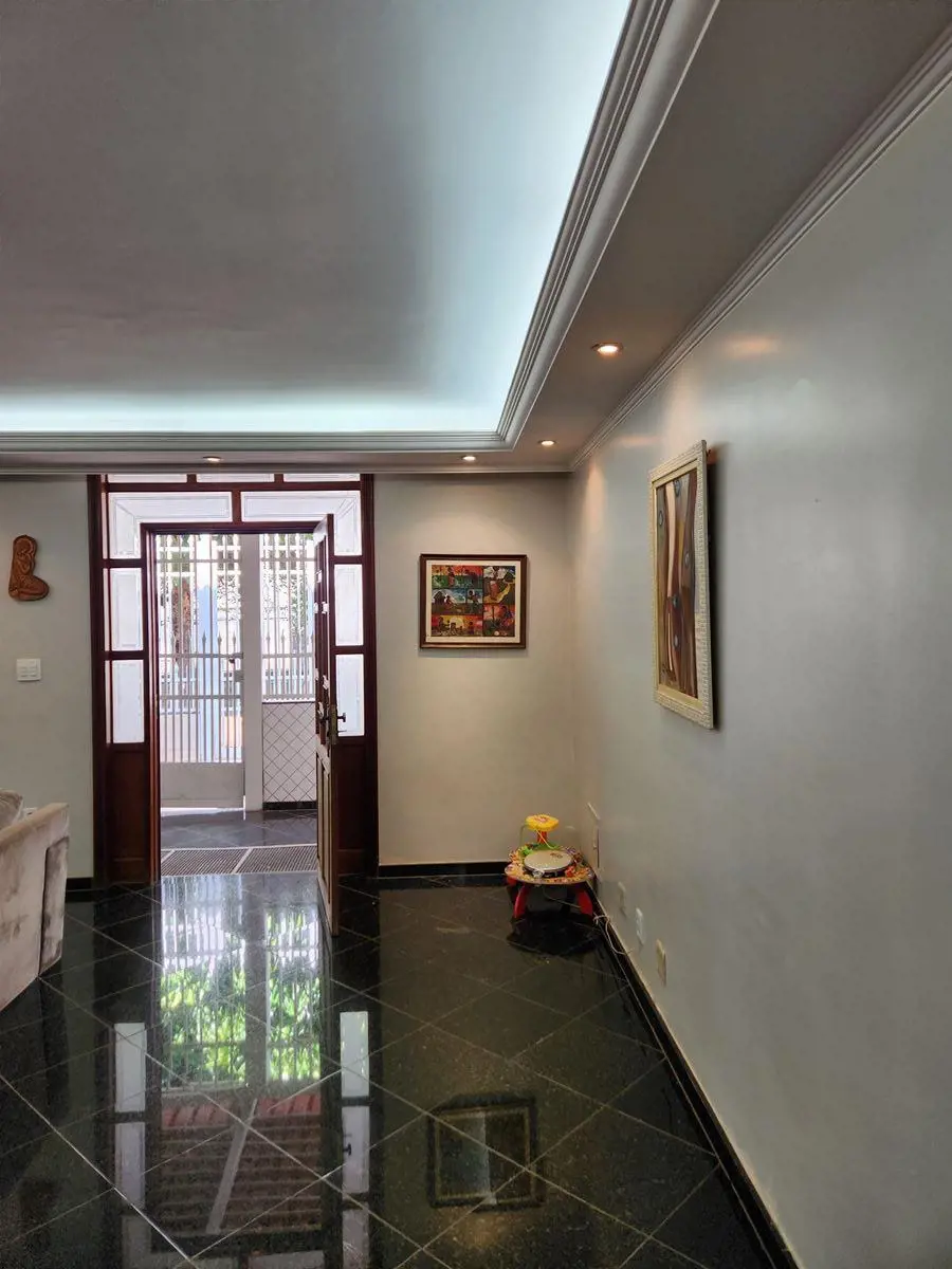 Casa residencial de esquina composta por 3 pisos!SUBSOLO contendo salão, 3 quart...