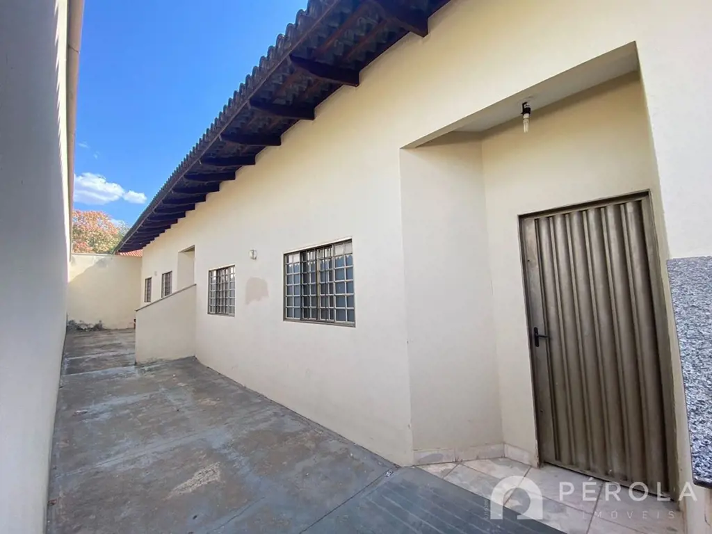 Casa Geminada com dois quartos, sala, cozinha, banheiro social, área de serviço ...