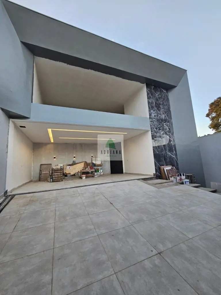 - 4 suítes sendo 1 master, com banheira hidromassagem, closet e varanda- Sala e ...