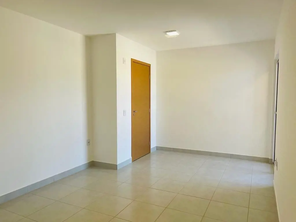 Apartamento no térreo com quintal privativo, com sala de estar, varanda, dois qu...