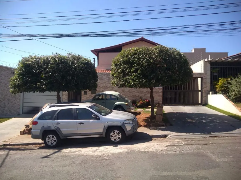 Otimo Sobrado, contendo; PARTE INFERIOR, Garagem para ate 5 carros, portao eletr...