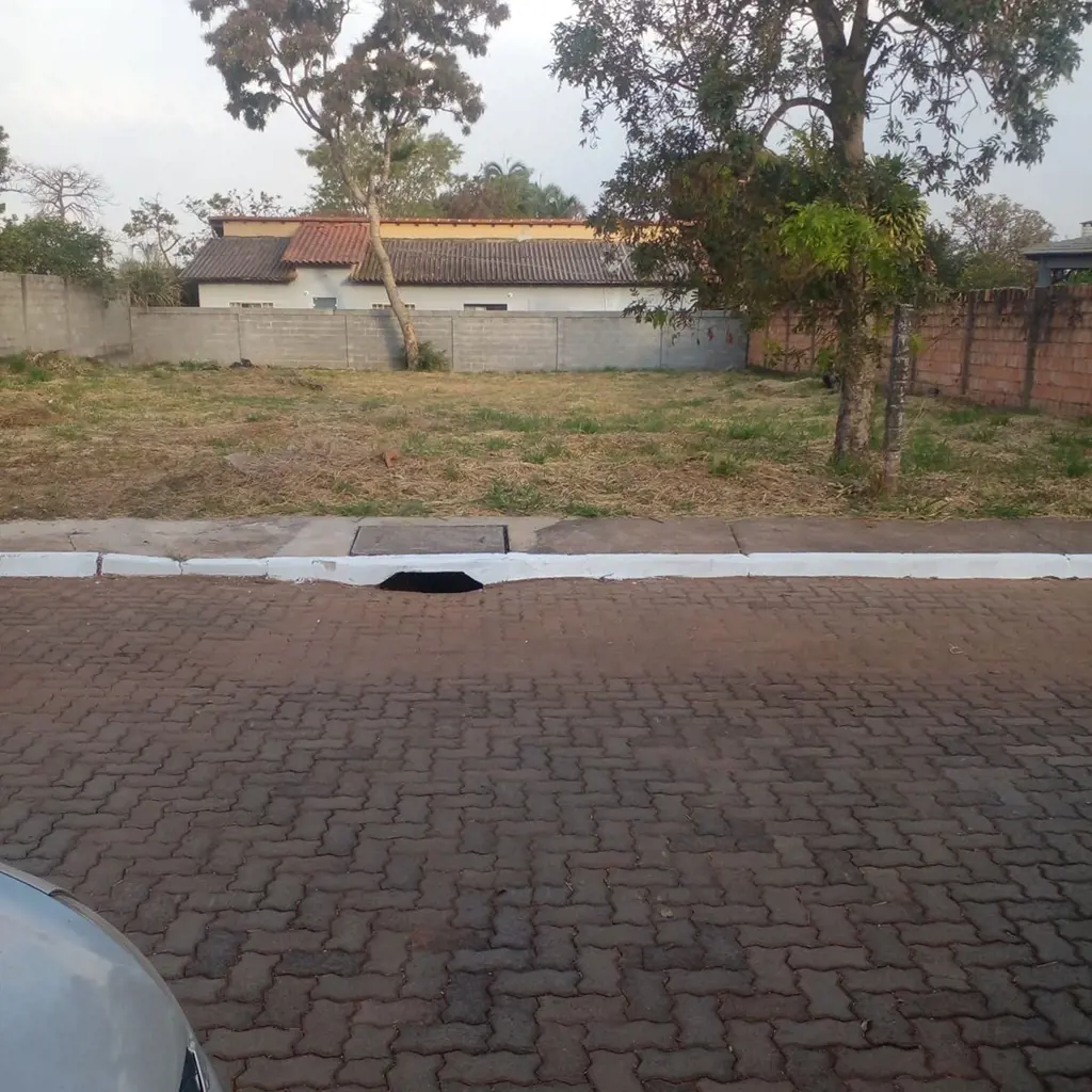 Vendo lindo lote planissimo no condomínio parque do mirante. O lote possui 700 m...