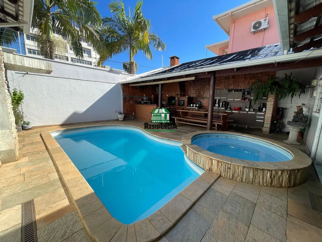  3 quartos1 suíte2 salas2 banheiros1 cozinhaUma área de lazer com piscina, churr...