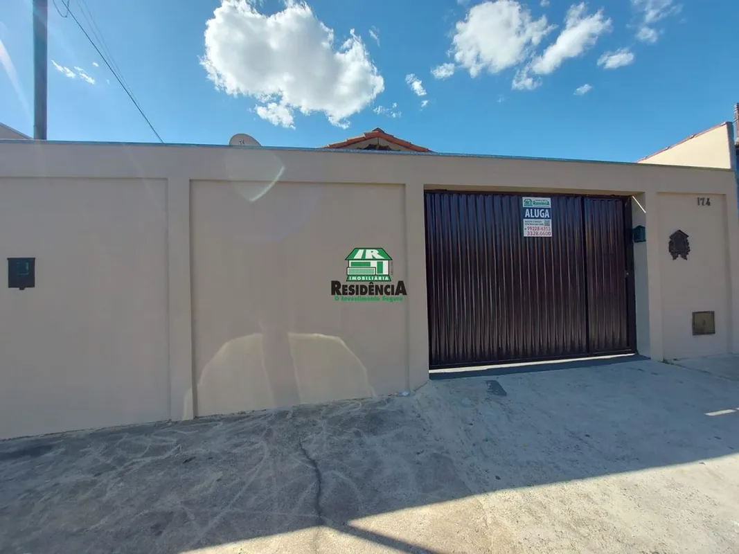 Casa residencial contendo: 02 quartos, Hall de circulação, banheiro social com e...