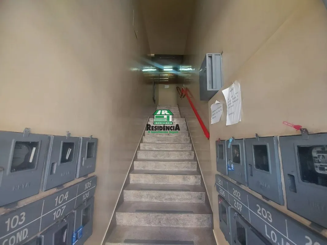 Sala comercial com 4x4m², 01 banheiro, lajotada, piso cerâmica, 2 lances de esca...
