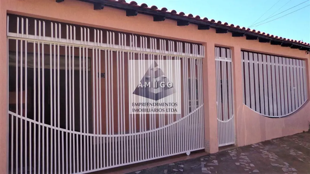 EXCELENTE CASA TÉRREA, REFORMADA COM 04 QUARTOS*, SENDO 02 SUÍTES, SALA, BANHEIR...