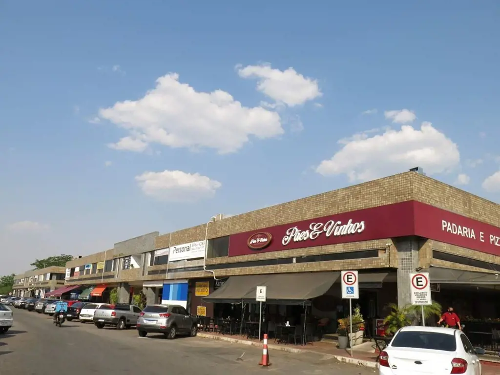 Esta charmosa loja de fundos, localizada em uma das regiões mais movimentadas e ...