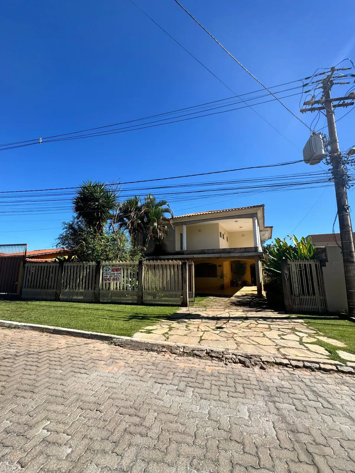 VENDO CASA NA ARNIQUEIRAS,COM 5 QUARTOS, DCE, 2 PAVIMENTOSSALÃO DE FESTAS GARAGE...