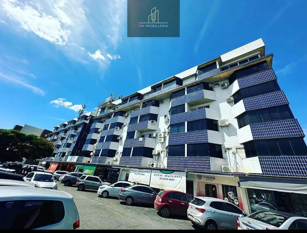 Sala em edifício clínico, composta de 32 m² divididos em varanda, corredor, três...