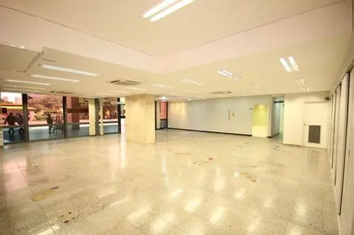 COD SAN 554848EXCELENTE LOJA COMERCIAL - SETOR BANCÁRIO SUL.Composto por subsolo...