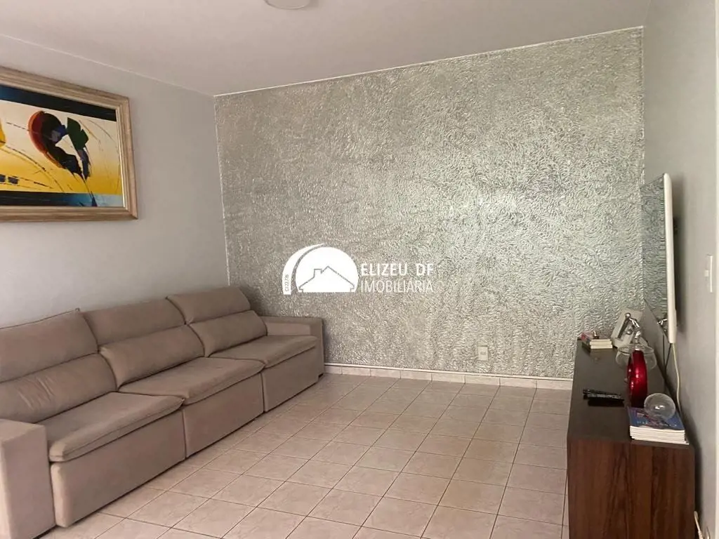 EXCELENTE OPORTUNIDADE PARA MORAR E/OU INVESTIR:Casa com 04 residências com aces...