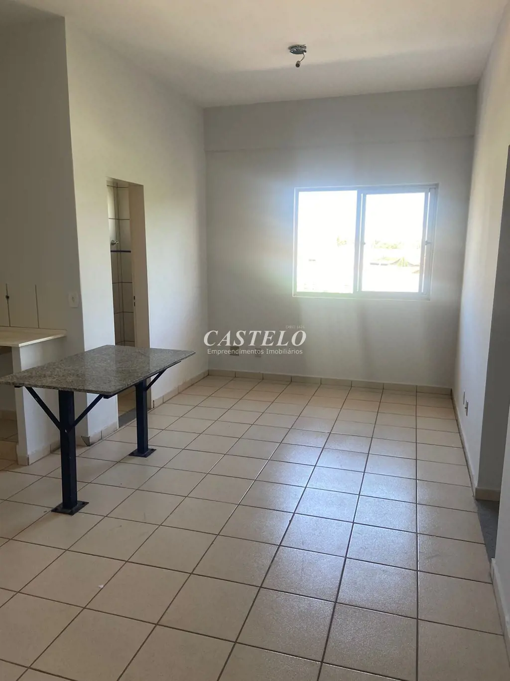 Apartamento 105 contendo sala com cozinha americana, banheiro social e um quarto...
