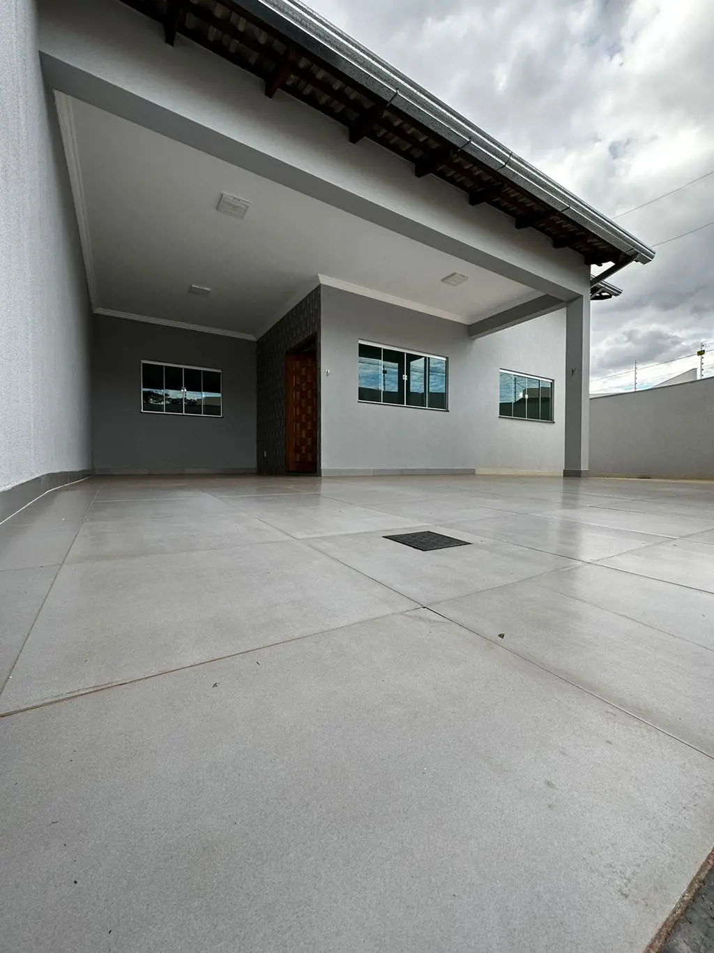 03 dormitórios sendo 01 suíte (com box e chuveiro) Sala Copa e CozinhaLavanderia...