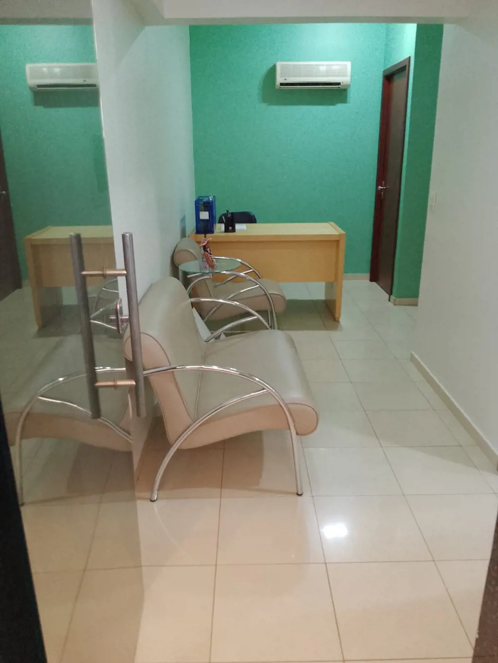 Ótima sala comercial toda refomada à venda, com vista livre, no terceiro andar d...