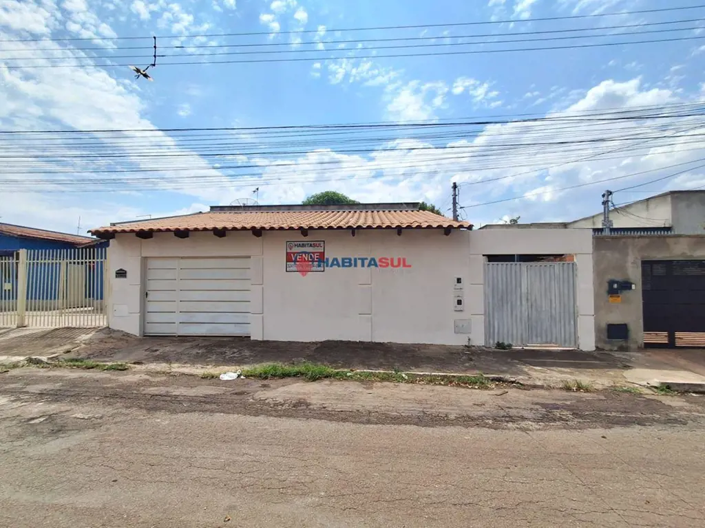 Casa com 04 quartos, sendo 01 suíte; Sala, Cozinha e Banheiro Social;Barracão no...