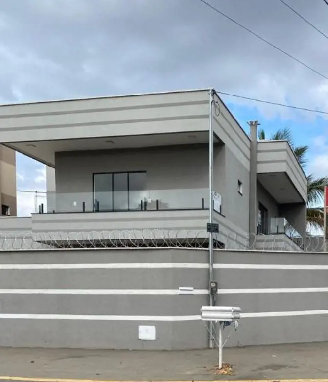 Um imóvel que une o estilo moderno de uma construção nova e a localização privil...