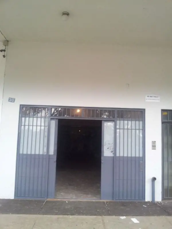 Alugamos Loja na SCRN 714/715 Bloco "G", composta de:- Térreo com 02 banheiros;-...