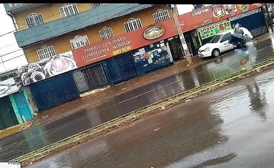 Excelente prédio comercial, sendo de esquina. Em avenida próxima de paradas, esc...
