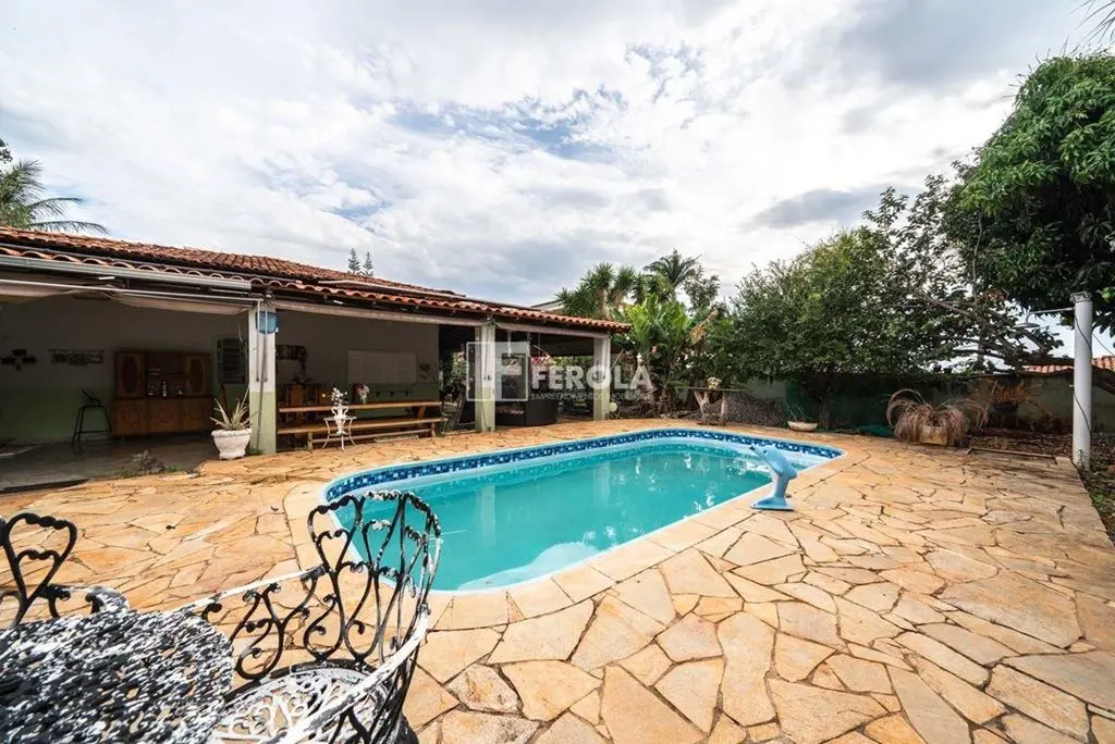 Ferola Empreendimentos Imobiliários Vende: Linda casa com 1000 m² de área total....