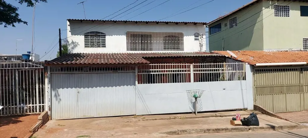 EXCELENTE Casa do tipo Sobrado na Quadra 112 no Recanto das Emas, na laje, com 2...